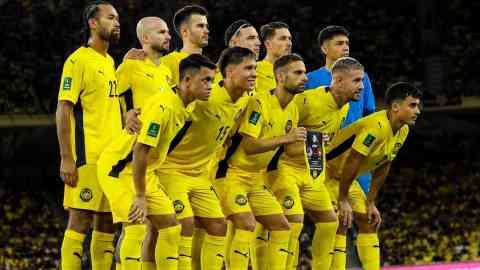 Simone Inzaghi celebrating with his Inter Milan players after beating Barcelona.